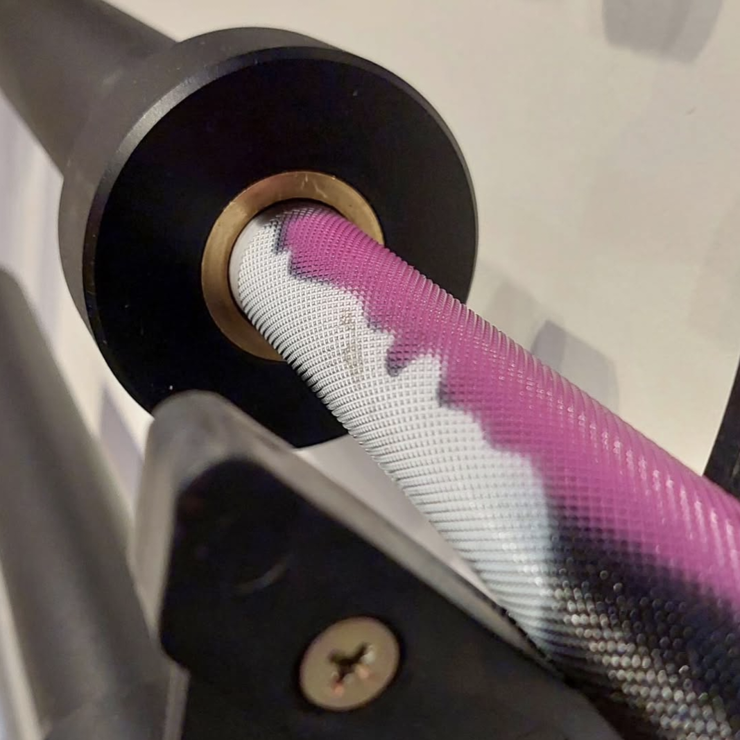 Barra Olímpica Cerakote Pink Camo 500lb 15kg | HWM