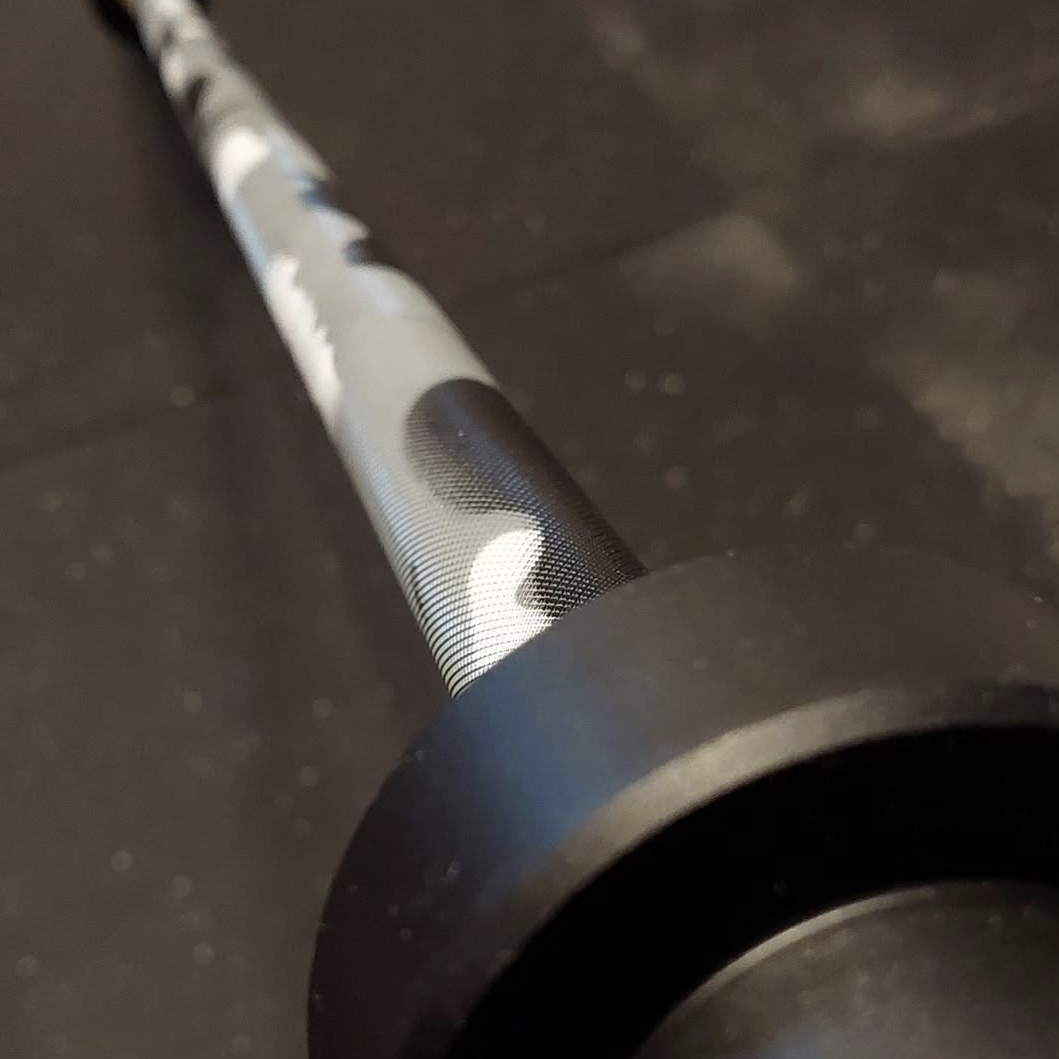 Barra Olímpica Cerakote Black Camo 700lb 20kg | HWM